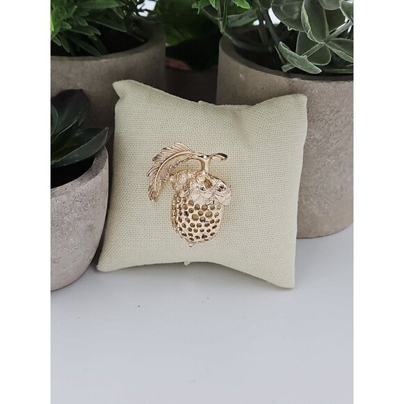 Vintage‎ Sarah Coventry Acorn Gold Tone Brooch Statement Pin - Picture 1 of 3